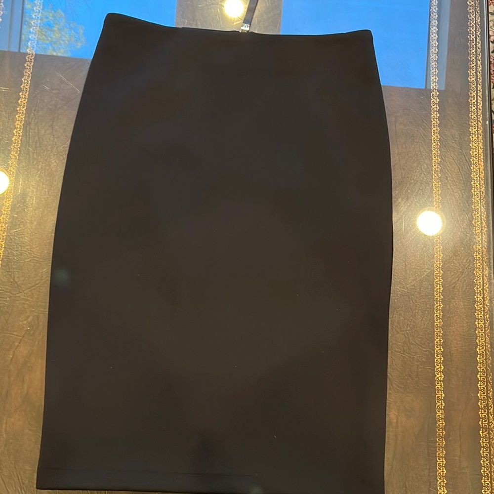 Vince Camuto blk knee length skirt  silver zipper on back  sz 6 stretch
